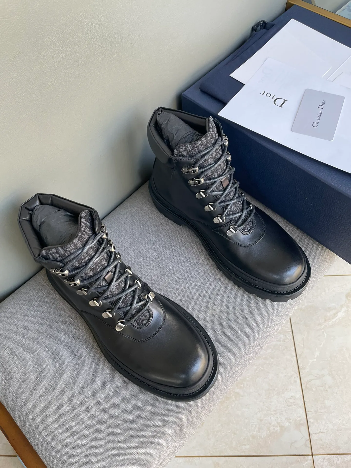 [DIOR] Top P: 1000💰 Number of yards: 39~44 (38.45 custom-made, non-refundable) Dior Dior~ Winter series, original 1:1 development Casual men's leather shoes Heavy investment, shoes and boots are made of imported cowhide + imported Dior special fabric Not easy to deform black cowhide lining Dior large hardware inlay Original TPU vacuum outsole, black cowhide Black open edge beads Military green suede Black suede Khaki suede leather is crafted by a large factory, and the perfect product is only prepared for you who know your taste! Any comparisons are welcome.